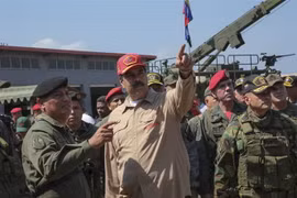 Tổng thống Venezuela Nicolas Maduro (giữa) thị sát một cuộc diễn tập quân sự căn cứ hải quân Agustin Armario ở Puerto Cabello, bang Carabobo, Venezuela, ngày 27/1/2019. (Ảnh: AFP/TTXVN)