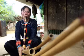 Thử âm thanh của từng chiếc khèn trước khi hoàn thành. (Ảnh: Phan Tuấn Anh/TTXVN)