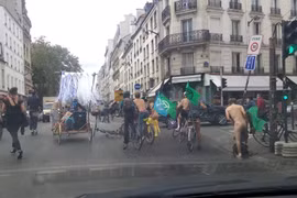 [Video] Đạp xe khỏa thân quanh thủ đô Paris để bảo vệ môi trường