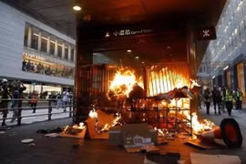 Người biểu tình đốt phá tại lối vào một ga tàu điện ngầm ở Hong Kong, Trung Quốc ngày 8/9/2019. (Ảnh: Kyodo/TTXVN)