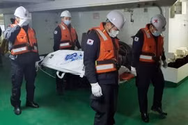 Nhân viên cứu hộ chuyển một thi thể được tìm thấy gần khu vực chìm của tàu Daeseong. (Nguồn: Yonhap)