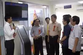 Lãnh đạo tỉnh tham quan Trung tâm. (Ảnh: Trịnh Bang Nhiệm/TTXVN)