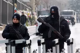 Cảnh sát Thổ Nhĩ Kỳ tăng cường an ninh tại thủ đô Ankara. (Ảnh: AFP/TTXVN)