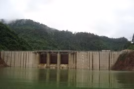 Đập chính thủy điện A Vương nhìn từ thượng lưu. (Nguồn: avuong.com)