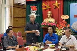 Nhà sử học Dương Trung Quốc phát biểu tại buổi ra mắt cuốn sách. (Ảnh: Kim Anh/TTXVN)