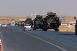 Xe quân sự của Thổ Nhĩ Kỳ tiến về tỉnh Akcakale, giáp giới Syria ngày 9/10/2019. (Ảnh: THX/TTXVN)