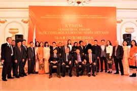 Các đại biểu và khách mời chụp ảnh lưu niệm. (Ảnh Dương Trí/TTXVN)