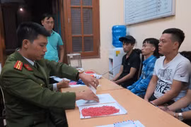 Công an thị xã Từ Sơn kiểm tra tang vật. (Ảnh: Đinh Văn Nhiều/TTXVN)