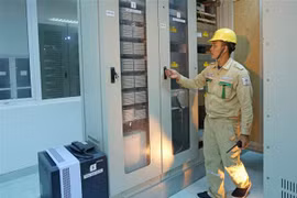 Công nhân Công ty Truyền tải Điện 4 vận hành hệ thống thông tin tại trạm biến áp 500kV Duyên Hải. (Ảnh: Ngọc Hà/TTXVN)