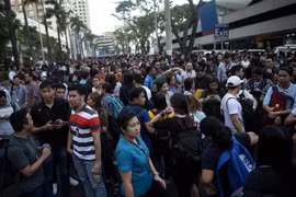 Người dân Philippines đổ ra đường phố sau trận động đất 6,3 độ làm rung chuyển nhiều tòa nhà ở thủ đô Manila ngày 22/4/2019. (Ảnh: AFP/TTXVN)