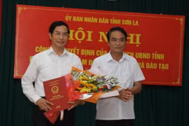 Ông Lê Hồng Minh, Phó Chủ tịch Ủy ban Nhân dân tỉnh Sơn La (bên phải) trao Quyết định bổ nhiểm Phó Giám đốc Phụ trách Sở Giáo dục và Đào tạo cho ông Nguyễn Huy Hoàng. (Ảnh: Hữu Quyết/TTXVN)