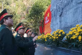 Đại tướng, Bộ trưởng Bộ Quốc phòng Ngô Xuân Lịch; Đại tướng Lương Cường, Bí thư Trung ương Đảng, Chủ nhiệm Tổng cục Chính trị QĐND Việt Nam và các đồng chí lãnh đạo Quân uỷ Trung ương - Bộ Quốc phòng thăm Khu di tích quốc gia đặc biệt rừng Trần Hưng Đạo t