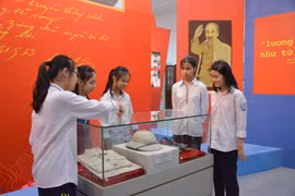 Học sinh tỉnh Nam Định xem Triển lãm '''50 năm thực hiện Di chúc của Chủ tịch Hồ Chí Minh và sự quan tâm của Bác với Đảng bộ và nhân dân tỉnh Nam Định''. (Ảnh Công Luật/TTXVN)