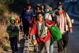 Người di cư Trung Mỹ tại khu vực Tijuana, Mexico, trong hành trình tới Mỹ. (Ảnh: AFP/TTXVN)