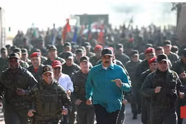 Tổng thống Maduro tham gia chạy bộ cùng binh sỹ ở căn cứ Valencia ngày 27/1. (Nguồn: Reuters)