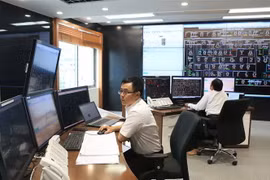 Phòng điều hành Trung tâm điều độ hệ thống điện thông minh tại Thành phố Hồ Chí Minh được kết nối với hệ thống thiết bị tự động được lắp đặt trên lưới điện. (Ảnh: Ngọc Hà/TTXVN)