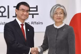 Ngoại trưởng Hàn Quốc Kang Kyung-wha và người đồng cấp Nhật Bản Taro Kono. (Nguồn: Kyodo)
