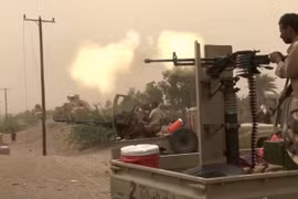 Lực lượng ủng hộ chính phủ Yemen giao tranh với phiến quân Houthi tại khu vực ngoại ô Hodeidah. (Ảnh: AFP/TTXVN)
