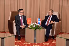 Bí thư Trung ương Đảng, Bộ trưởng Thông tin, Văn hóa và Du lịch Lào Kikeo Khaykhamphithoune tiếp Phó Tổng Giám đốc Thông tấn xã Việt Nam Lê Quốc Minh. (Ảnh: Thu Phương/TTXVN)