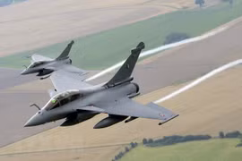 Máy bay chiến đấu Rafale bay tại khu vực ngoại ô Paris. (Ảnh: AFP/TTXVN)
