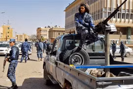 Các lực lượng trung thành với Tướng Khalifa Haftar làm nhiệm vụ tại khu vực Sebha, miền nam Libya, ngày 6/2/2019. (Ảnh: AFP/TTXVN)
