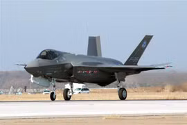Máy bay F-35 của Tập đoàn sản xuất vũ khí Lockheed Martin trong chuyến bay thử nghiệm tại Fort Worth, Texas (Mỹ). (Ảnh: AFP/TTXVN)