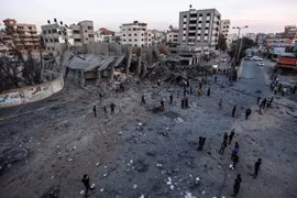 Cảnh đổ nát sau loạt không kích của máy bay Israel xuống Dải Gaza ngày 5/5/2019. (Ảnh: THX/TTXVN)