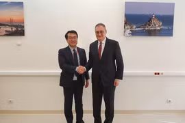 Ông Lee Do-hoon (trái) và ông Igor Morgulov trong cuộc gặp tại Vladivostok. (Nguồn: Yonhap)