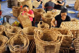 Sản xuất hàng thủ công mỹ nghệ. (Ảnh: Minh Đức/TTXVN)