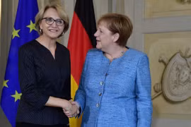 Thủ tướng Đức Angela Merkel (phải) và Đại sứ Pháp tại Berlin Anne-Marie Descotes. (Nguồn: AFP)