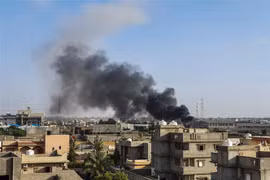 Khói bốc lên sau cuộc không kích của lực lượng Quân đội quốc gia Libya (LNA) tự xưng của Tướng Haftar tại Tajoura, phía Nam Tripoli ngày 29/6/2019. (Ảnh: AFP/TTXVN)