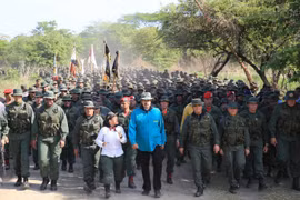 Tổng thống Nicolas Maduro (giữa) trong chuyến thị sát cuộc diễn tập của Lực lượng vũ trang quốc gia Bolivar (FANB) tại thành phố El Pao, Venezuela, ngày 4/5. (Ảnh: AFP/TTXVN)