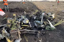 Hiện trường vụ rơi máy bay của hãng hàng không Ethiopian Airlines ở cách thủ đô Addis Ababa của Ethiopia 50km về phía đông, ngày 10/3/2019. (Ảnh: THX/TTXVN)