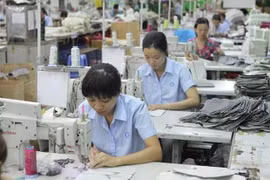 Công nhân dệt may. (Ảnh: Thanh Vũ/TTXVN)