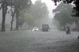 Cơn mưa lớn gây ngập nhiều tuyến phố Hà Nội. (Ảnh: Thống Nhất/TTXVN)