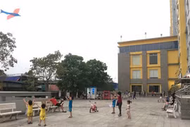 Trẻ em chơi dưới sân một khu chung cư. (Ảnh: Thanh Vũ/TTXVN)