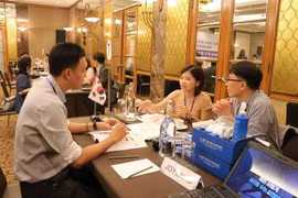 Doanh nghiệp hai nước Việt Nam-Hàn Quốc tìm hiểu cơ hội hợp tác, đầu tư. (Ảnh: Hứa Chung/TTXVN)