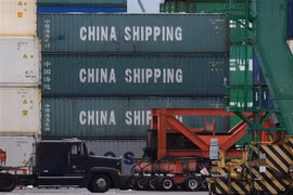 Các container hàng hóa được bốc dỡ tại cảng Long Beach, Los Angeles, California, Mỹ, ngày 10/5/2019. (Ảnh: AFP/TTXVN)