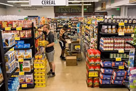 Người dân mau sắm tại một siêu thị ở Mỹ. (Nguồn: The New York Times)