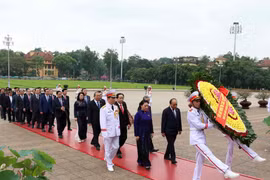 [Photo] Các đại biểu Quốc hội vào Lăng viếng Chủ tịch Hồ Chí Minh