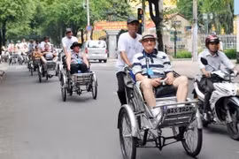 Du khách thăm Thành phố Hồ Chí Minh bằng xíchlô. (Ảnh: An Hiếu/TTXVN