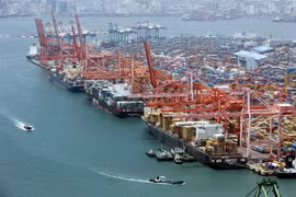 Container hàng hóa được xếp tại cảng ở Busan, Hàn Quốc. (Ảnh: AFP/TTXVN)