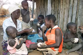 Phân phát khẩu phần ăn bánh mỳ cứu trợ của WFP tại một gia đình ở Binga, Zimbabwe. (Ảnh: AFP/TTXVN)