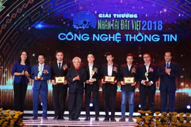 Ban tổ chức trao giải lĩnh vực công nghệ thông tin 2018. (Ảnh: Minh Quyết/TTXVN)