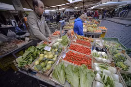 Một khu chợ ở Rome, Italy. (Ảnh: AFP/TTXVN)