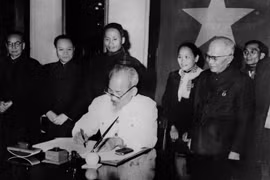 Ngày 1/1/1960, Chủ tịch Hồ Chí Minh ký‎ Sắc lệnh số 1, công bố Hiến pháp mới năm 1959 - Hiến pháp xã hội chủ nghĩa đầu tiên ở Việt Nam. (Ảnh: Tư liệu TTXVN)