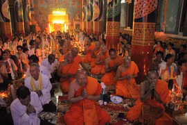 Đồng bào Phật tử Khmer thực hiện nghi lễ đặt cơm vắt (Bos Bai Ben) mùa Sene Dolta. (Ảnh: Chanh Đa/TTXVN)