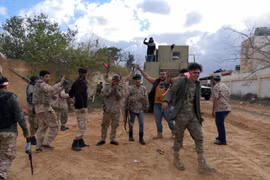 Binh sỹ chính phủ Libya triển khai tại Tripoli, ngày 28/12. (Ảnh: THX/TTXVN)