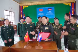 Lãnh đạo Bộ Chỉ huy Quân sự tỉnh Đắk Nông và Tiểu khu Quân sự tỉnh Mondulkiri ký bản ghi nhớ hợp tác. (Ảnh: TTXVN phát)