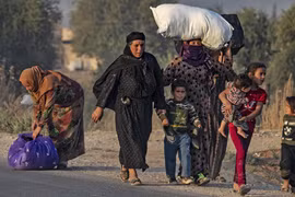 Người dân Syria sơ tán tránh chiến sự khi quân đội Thổ Nhĩ Kỳ tấn công các tay súng người Kurd ở thị trấn Ras al-Ain thuộc tỉnh Hasakeh (Syria) ngày 9/10/2019. (Ảnh: AFP/TTXVN)